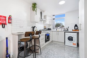 Elite-Studio | Bügeleisen/Bügelbrett, Bettwäsche