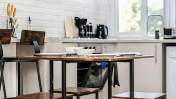 Iron/ironing board, bed sheets