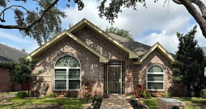 Cozy 3BR Home w/ Garage – Quiet & Central