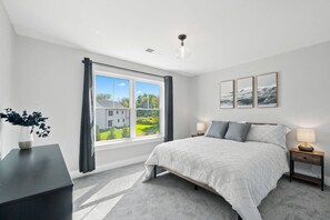 2 habitaciones, escritorio y tabla de planchar con plancha