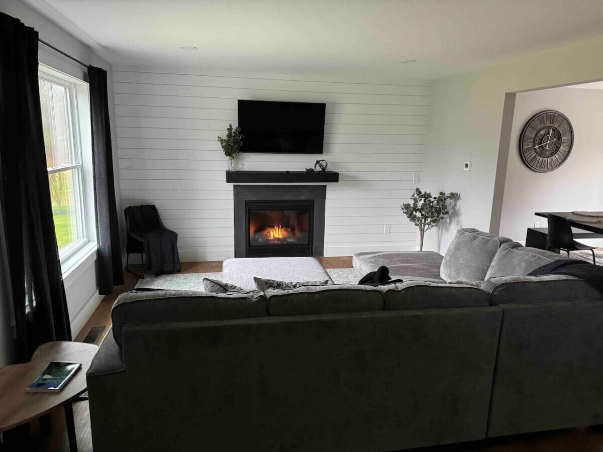 Een smart-tv, een open haard en een kantoor