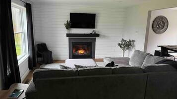 Smart-tv, een open haard en een kantoor