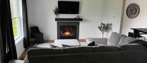 TV connectée, cheminée, espaces bureaux