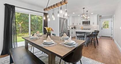 New Centrally located Stylish Modern Farmhouse