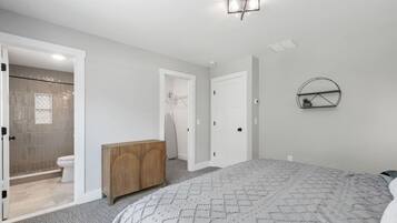 3 slaapkamers, een bureau, een strijkplank/strijkijzer, reisbedje