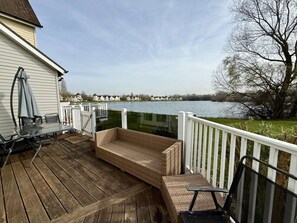 Outdoor dining - Barnsley Turret House, set on the edge of the Windrush Lake (Windrush Lake)