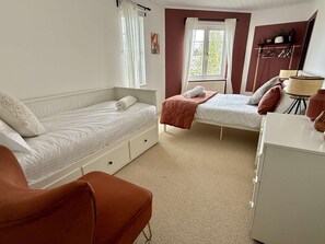 3 bedrooms, iron/ironing board, WiFi, bed sheets - Barnsley Turret House, set on the edge of the Windrush Lake (Windrush Lake)