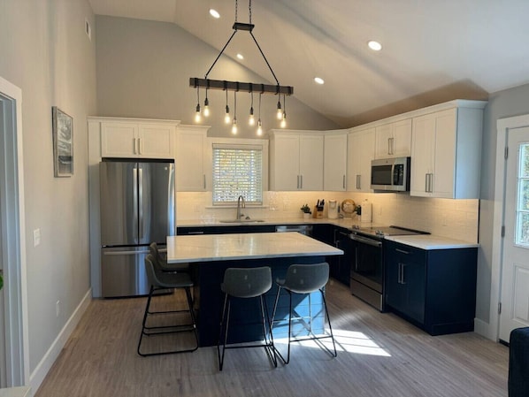 冷蔵庫、電子レンジ、オーブン、コンロ