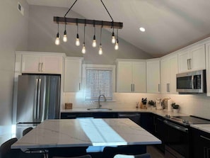 冷蔵庫、電子レンジ、オーブン、コンロ