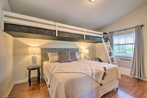 2 slaapkamers, een bureau, een strijkplank/strijkijzer, reisbedje