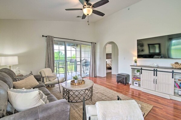 Een smart-tv en boeken