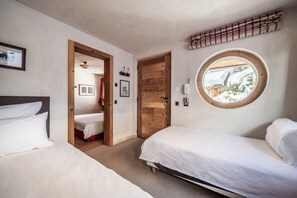 5 slaapkamers, een strijkplank/strijkijzer, internet, beddengoed