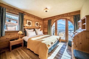 5 quartos, ferros/tábuas de passar roupa, acesso à internet