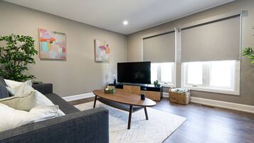 Una Smart TV, un reproductor estéreo, una oficina