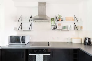 Geladeira, micro-ondas, fogão, cooktop