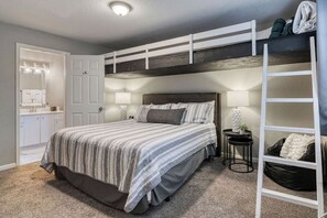 2 habitaciones, escritorio y tabla de planchar con plancha 