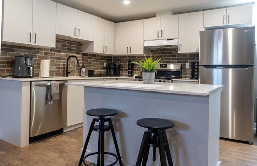 Cozy 2BDR Lots Of Amenities