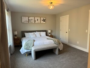 3 quartos, escrivaninha, ferros/tábuas de passar roupa, berço de viagem