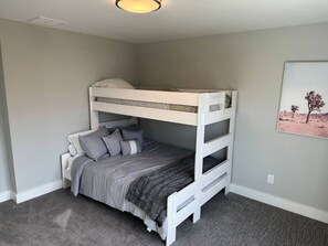 3 habitaciones, escritorio y tabla de planchar con plancha 