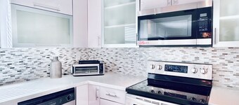 Miami 4BR Oasis: Heated Pool, Sleeps 10