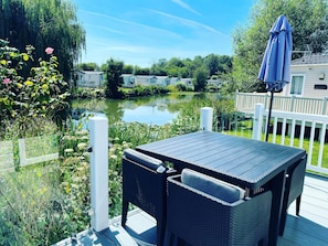 Outdoor dining - Lilly Pad Tranquil 2 bedroom home (Hoburne Holiday Park)
