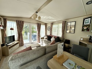 TV, fireplace - Lilly Pad Tranquil 2 bedroom home (Hoburne Holiday Park)