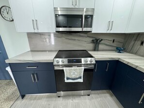 Jääkaappi, mikroaaltouuni, uuni, liesi