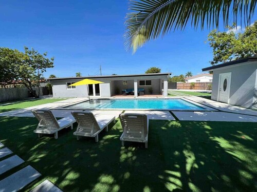 Remodeled Grand Villa Oasis Pool BBQ and Ping Pong