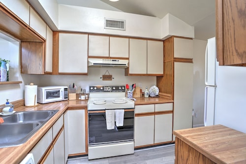 Cozy Haven Retreat - Ideal Location w/Patio & Pool