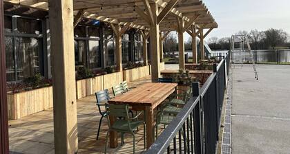 Mallard Corner, 2 bedroom with views of Mallard Lake