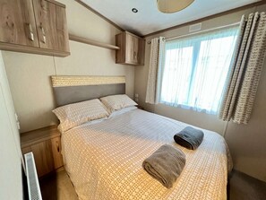 3 bedrooms, iron/ironing board, WiFi, bed sheets - Costwold Lodge, dog friendly with 3 bedrooms (Hoburne Holiday Park)