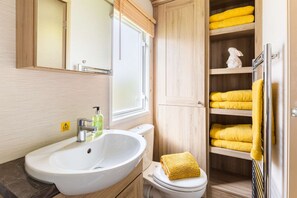 Shower, towels - Cottontail, hot tub holiday home for 6 guests (Hoburne Holiday Park)