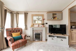 TV, caminetto, lettore DVD