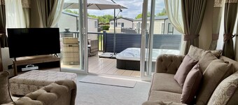 Honeysuckle, Hot Tub and Pet Friendly