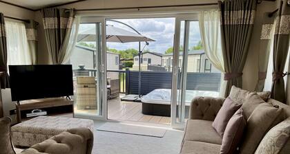 Honeysuckle, Hot Tub and Pet Friendly