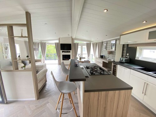 Spring Lodge with private hot tub