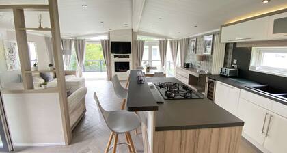 Spring Lodge with private hot tub