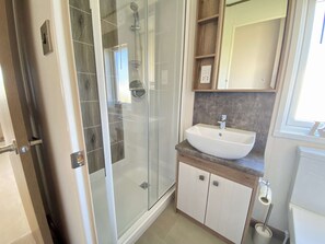 Shower, towels - Puddleducks Hot Tub that sleeps 6 (Hoburne Holiday Park)
