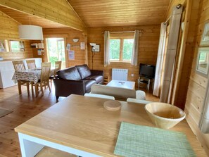 TV - Maple Lodge on the side of Lake Pochard (Lake Pochard)