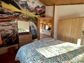 2 bedrooms, iron/ironing board, WiFi, bed sheets - Reeds Lodge on the edge of Lake Pochard (Lake Pochard)