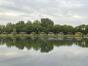 Miscellaneous - Reeds Lodge on the edge of Lake Pochard (Lake Pochard)