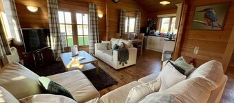 Reeds Lodge on the edge of Lake Pochard