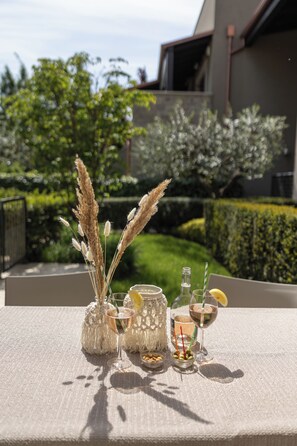 Outdoor dining - Neu Eingerichtetes Apartment mit Pool, Fitnessstudio und Sauna, Nähe Bardolino (Cavaion Veronese)