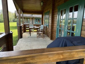 Outdoor dining - Oak Lodge on the side of Lake Pochard (Lake Pochard)