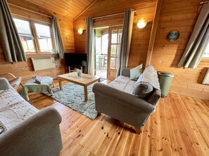 TV - Oak Lodge on the side of Lake Pochard (Lake Pochard)