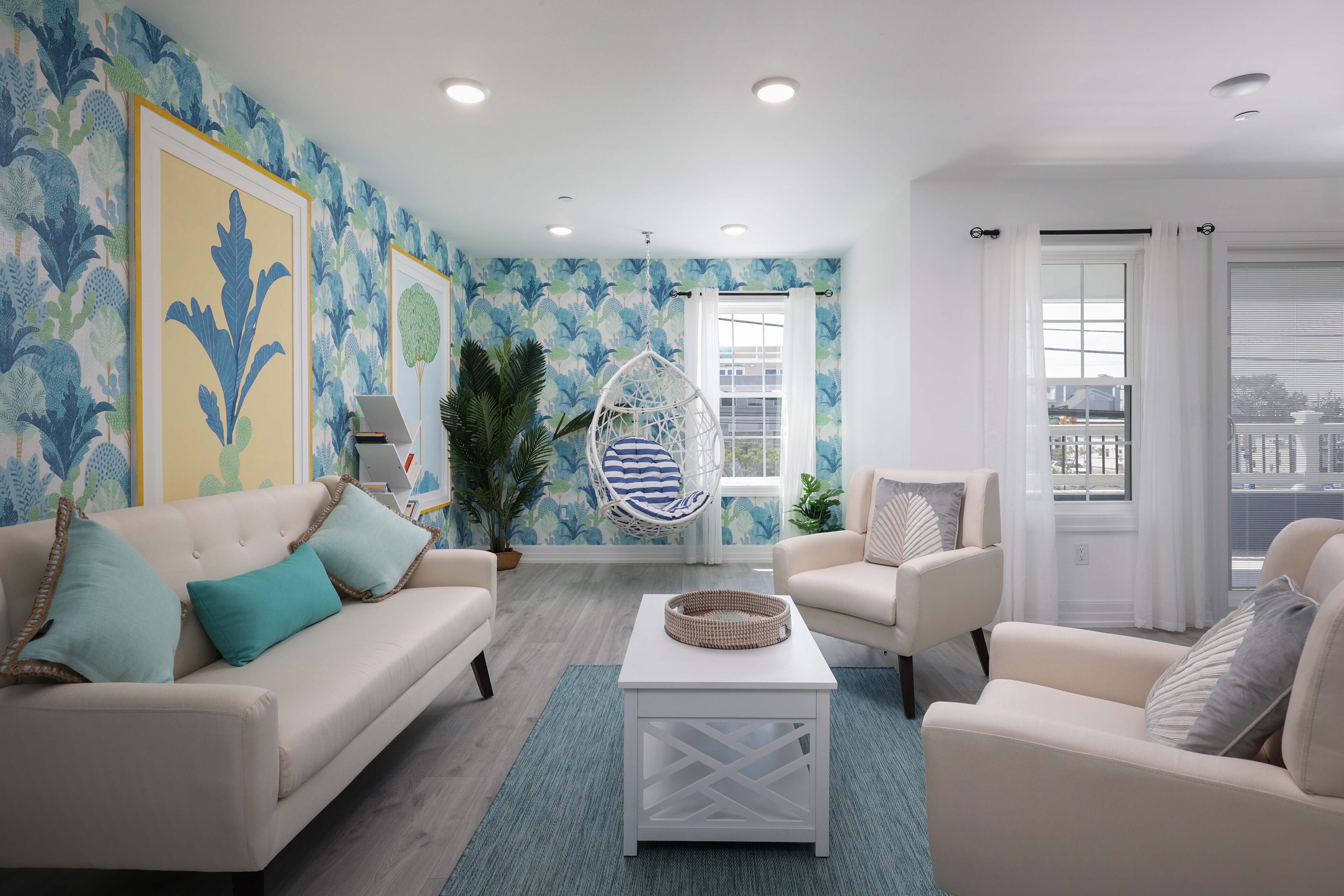 LUXURY Seaside Getaway: Two blocks to the beach With a Roof Top