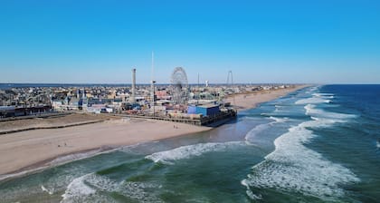 LUXURY Seaside Getaway: Two blocks to the beach With a Roof Top