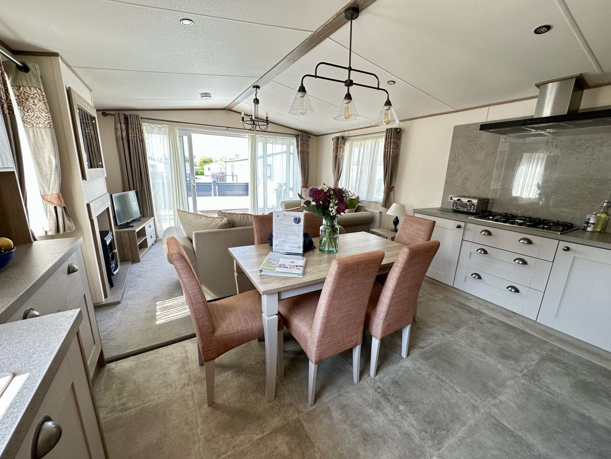 Kylskåp, mikrovågsugn, ugn och spishäll