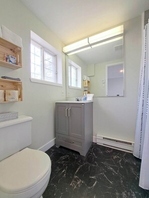 Hair dryer, towels, soap, shampoo - Appartement Confort #11 (Sainte-Anne-de-Beaupré)