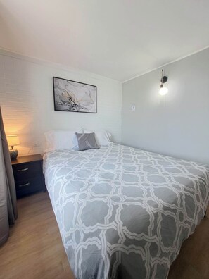 2 bedrooms, iron/ironing board, WiFi, bed sheets - Appartement Confort #11 (Sainte-Anne-de-Beaupré)